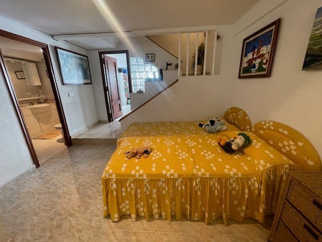 6 soveværelse Semi-Rækkehus til leje i Alicante by med swimmingpool garage - € 2.000 (Ref: 9163337)