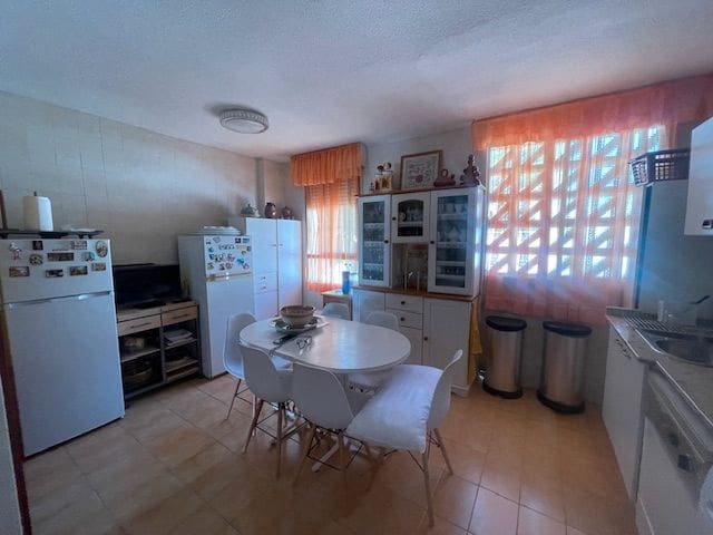 6 makuuhuone Paritalo vuokrattavana paikassa Cabo de las Huertas, Alicante kaupunki mukana uima-altaan 
autotalli - 2 000 € (Ref: 9163337)