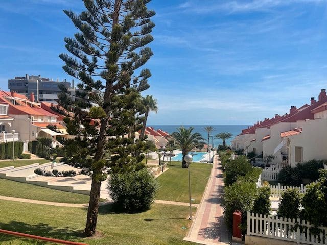 6 soveværelse Semi-Rækkehus til leje i Alicante by med swimmingpool garage - € 2.000 (Ref: 9163337)