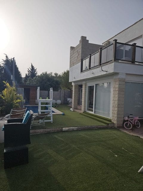 4 bedroom Villa for sale in Alicante / Alacant city with pool garage - € 295,000 (Ref: 9205755)