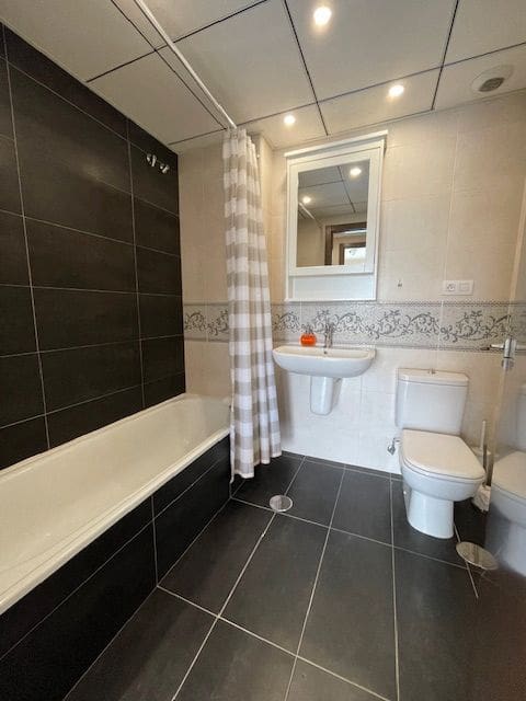 3 soverom Leilighet til leie i Alicante by med svømmebasseng garasje - € 2 100 (Ref: 9294090)