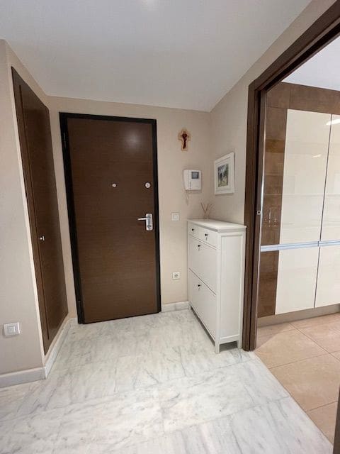 3 soverom Leilighet til leie i Alicante by med svømmebasseng garasje - € 2 100 (Ref: 9294090)