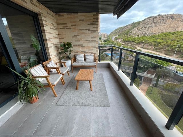 3 soverom Leilighet til leie i Alicante by med svømmebasseng garasje - € 2 100 (Ref: 9294090)