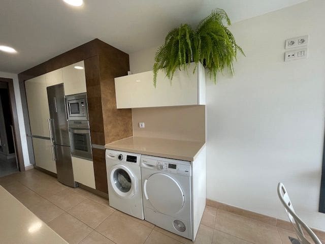 3 soverom Leilighet til leie i Alicante by med svømmebasseng garasje - € 2 100 (Ref: 9294090)