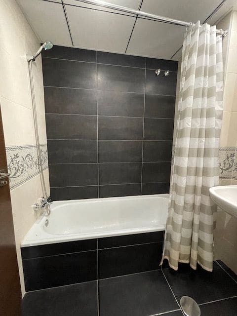 3 soverom Leilighet til leie i Alicante by med svømmebasseng garasje - € 2 100 (Ref: 9294090)