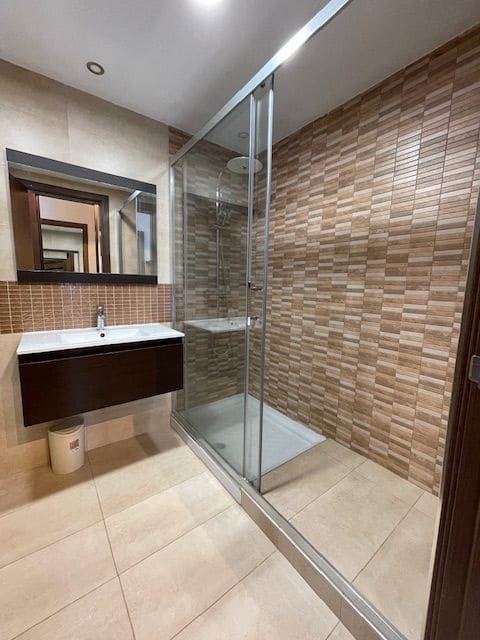 3 soverom Leilighet til leie i Alicante by med svømmebasseng garasje - € 2 100 (Ref: 9294090)