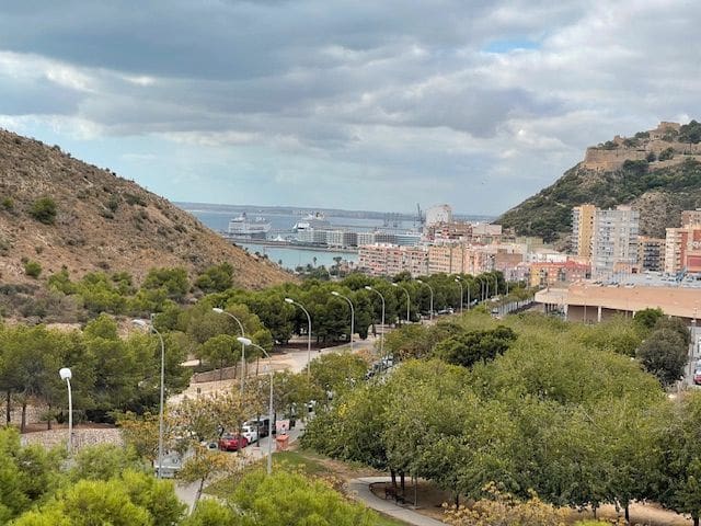 3 soverom Leilighet til leie i Alicante by med svømmebasseng garasje - € 2 100 (Ref: 9294090)