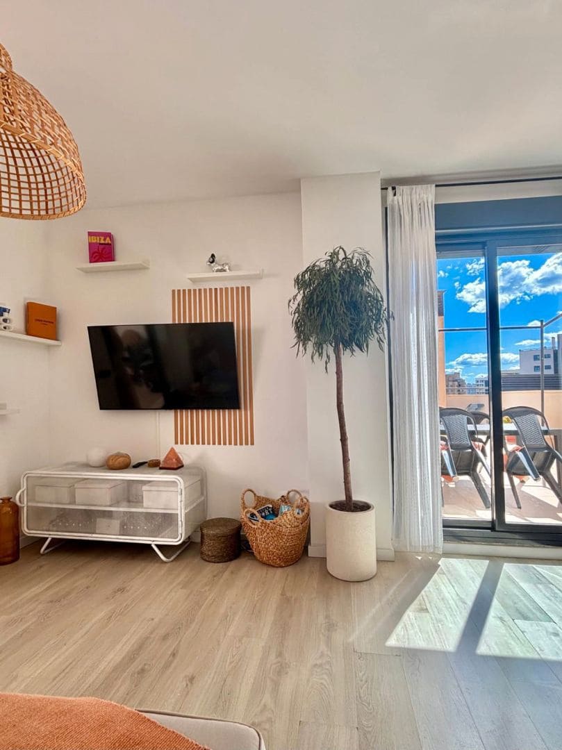 1 soveværelse Penthouse til leje i Alicante by med swimmingpool garage - € 1.400 (Ref: 9296527)