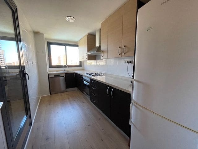 Appartement de 2 chambres à louer à Alicante ville avec piscine garage - 1 550 € (Ref: 9346541)