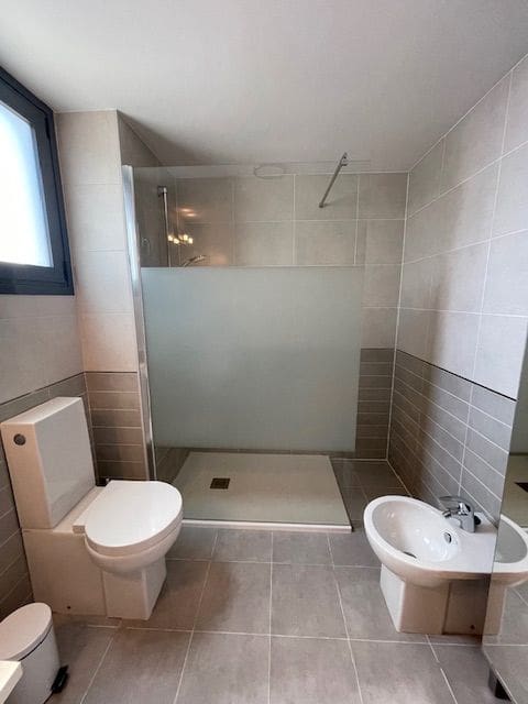 Appartement de 2 chambres à louer à Alicante ville avec piscine garage - 1 550 € (Ref: 9346541)