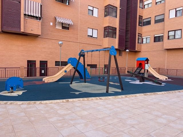 3 bedroom Flat for rent in Alicante / Alacant city with pool garage - € 1,300 (Ref: 9503341)