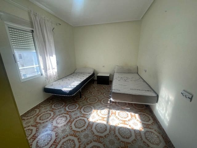 3 bedroom Flat for sale in Alicante / Alacant city - € 110,000 (Ref: 9503342)