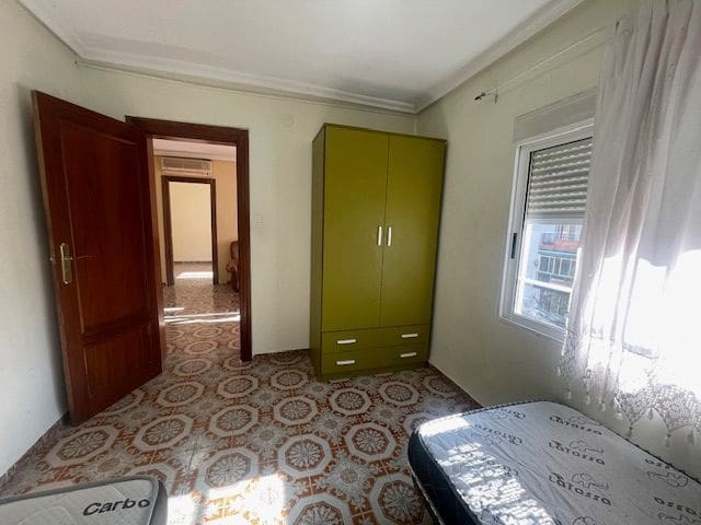 3 bedroom Flat for sale in Alicante / Alacant city - € 110,000 (Ref: 9503342)