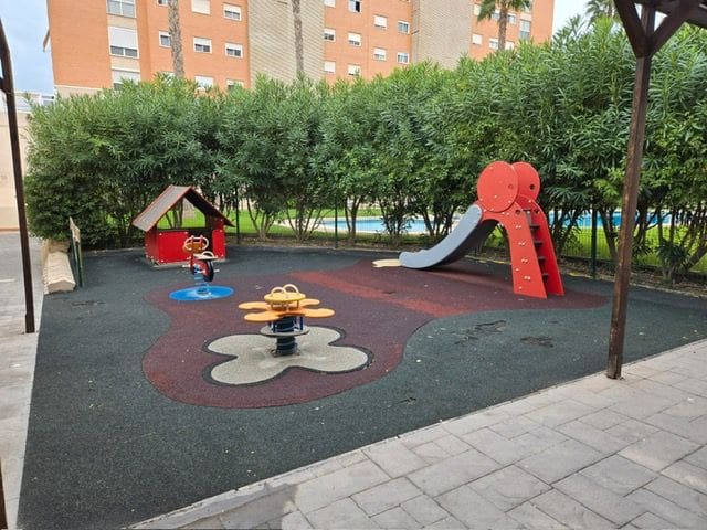 4 bedroom Flat for rent in Alicante / Alacant city with pool garage - € 1,550 (Ref: 9503350)