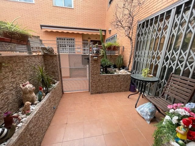 4 bedroom Townhouse for sale in San Vicente / Sant Vicent del Raspeig with garage - € 309,000 (Ref: 9503354)