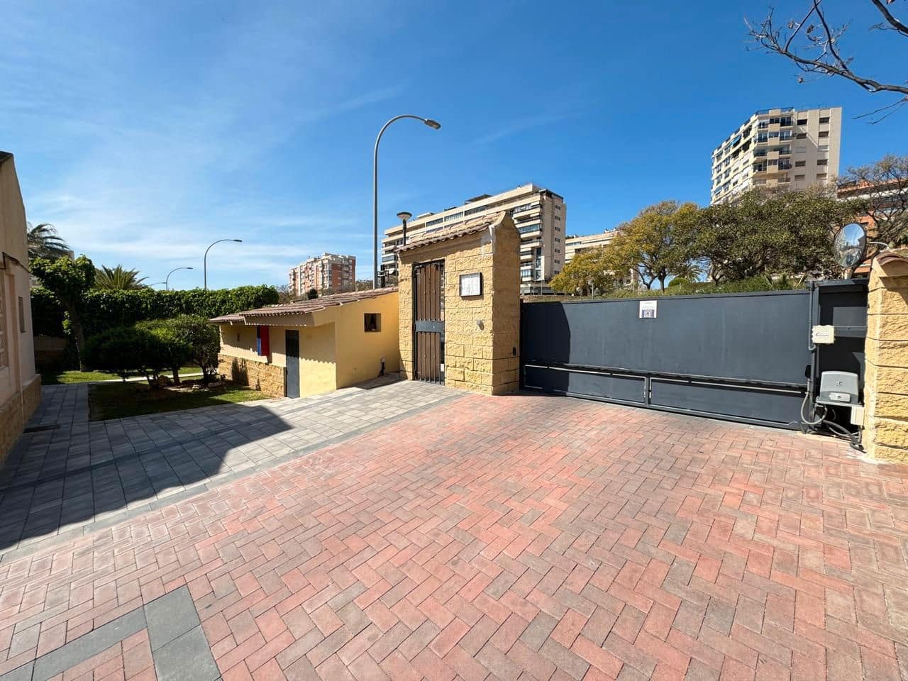 4 bedroom Townhouse for sale in Alicante / Alacant city with pool garage - € 650,000 (Ref: 9503355)