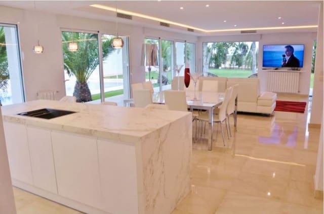 5 slaapkamer Villa te koop in Santa Faz, Alicante stad met zwembad garage - € 1.650.000 (Ref: 9503359)