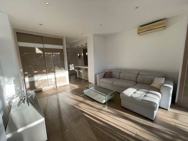 Appartement de 1 chambre à louer à Alicante ville avec piscine garage - 1 200 € (Ref: 9511332)