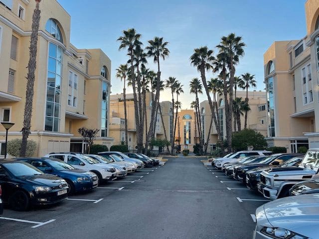 Appartement de 1 chambre à louer à Alicante ville avec piscine garage - 1 200 € (Ref: 9511332)