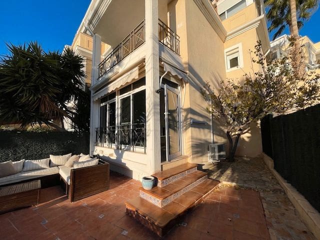 Appartement de 1 chambre à louer à Alicante ville avec piscine garage - 1 200 € (Ref: 9511332)