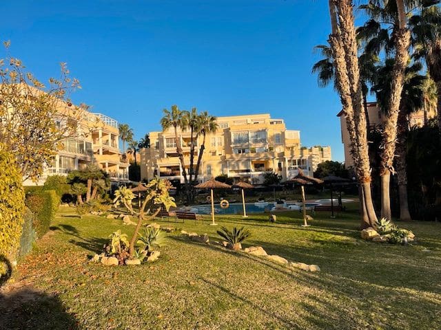 Appartement de 1 chambre à louer à Alicante ville avec piscine garage - 1 200 € (Ref: 9511332)