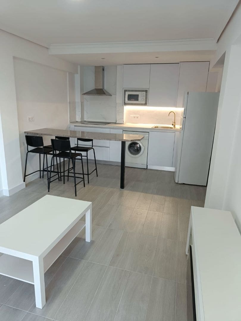 3 sovrum Lägenhet att hyra i Alicante stad - 1 200 € (Ref: 9590592)