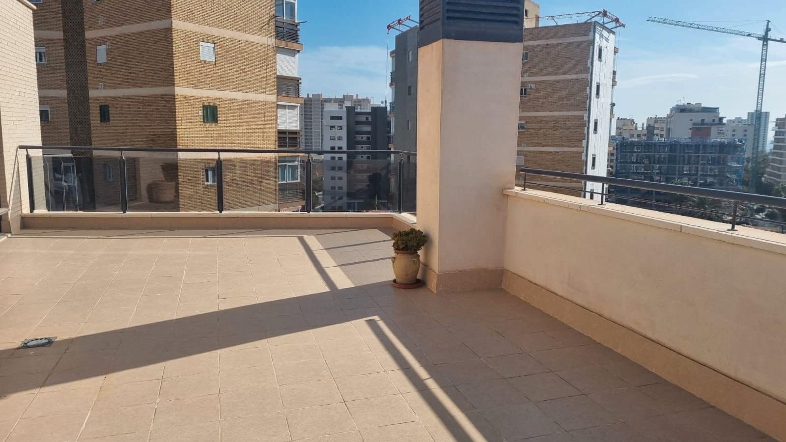 1 makuuhuone Kattohuoneisto vuokrattavana paikassa Alicante kaupunki mukana uima-altaan 
autotalli - 1 350 € (Ref: 9650910)