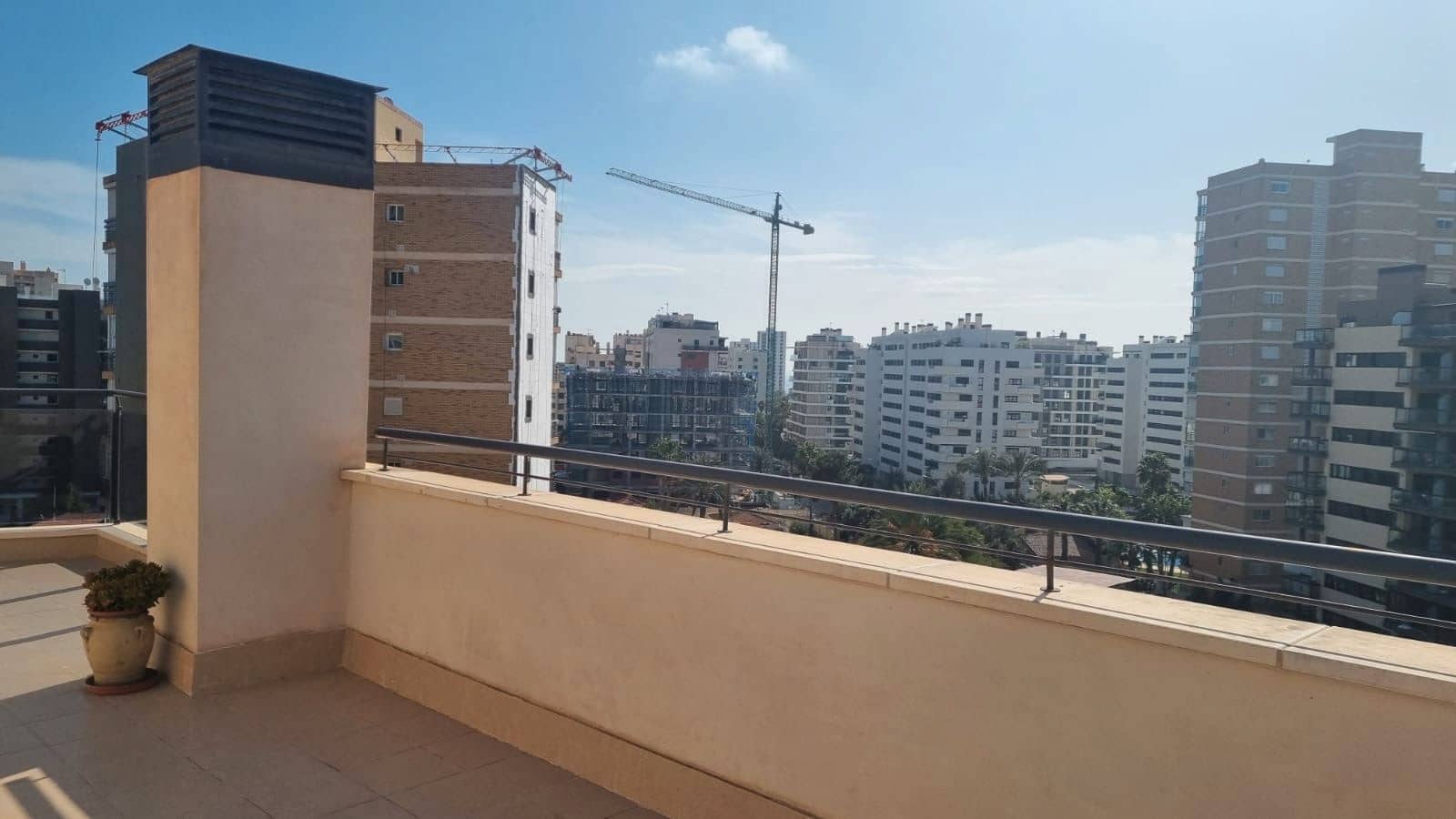 1 makuuhuone Kattohuoneisto vuokrattavana paikassa Alicante kaupunki mukana uima-altaan 
autotalli - 1 350 € (Ref: 9650910)