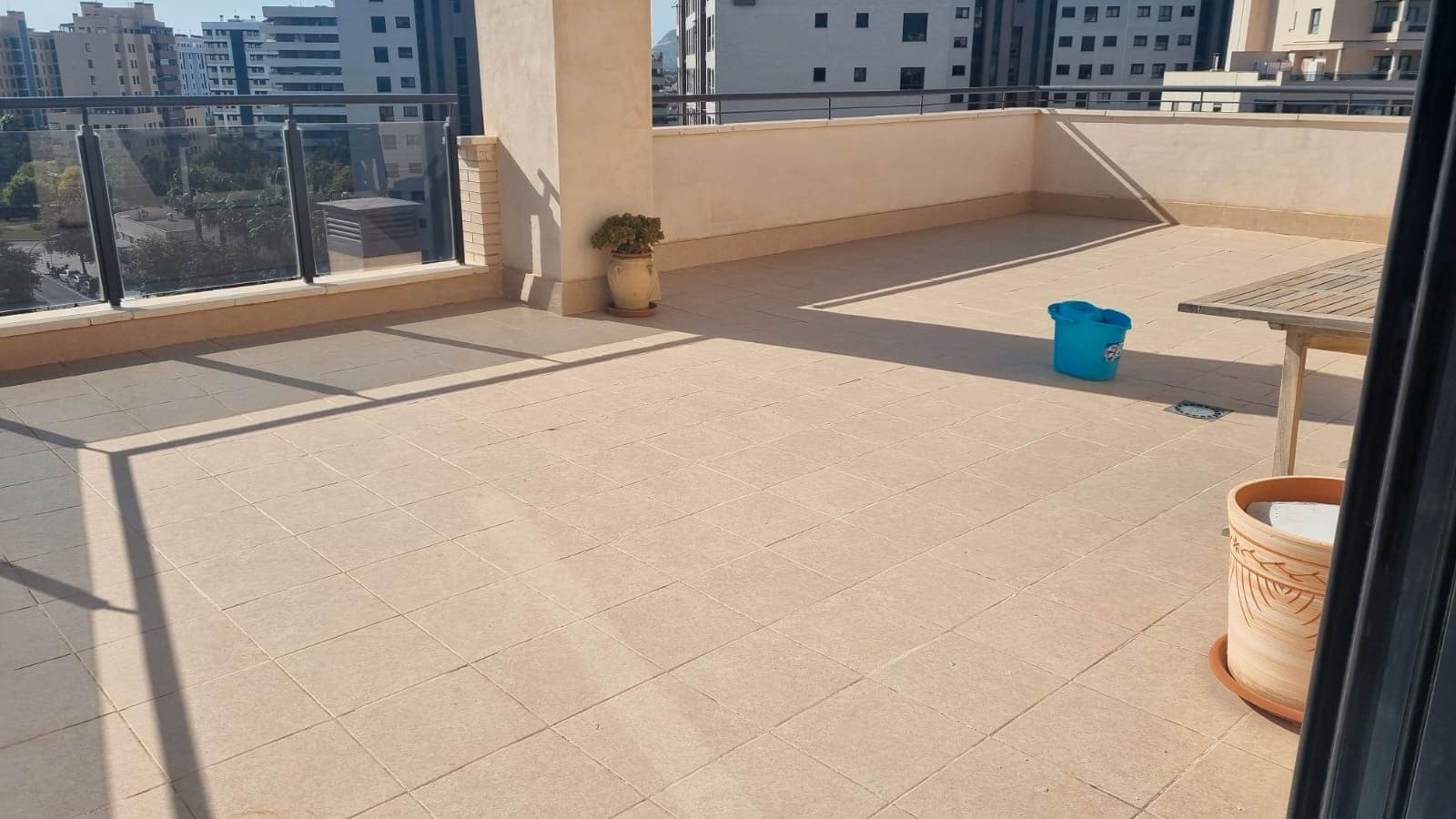 1 makuuhuone Kattohuoneisto vuokrattavana paikassa Alicante kaupunki mukana uima-altaan 
autotalli - 1 350 € (Ref: 9650910)