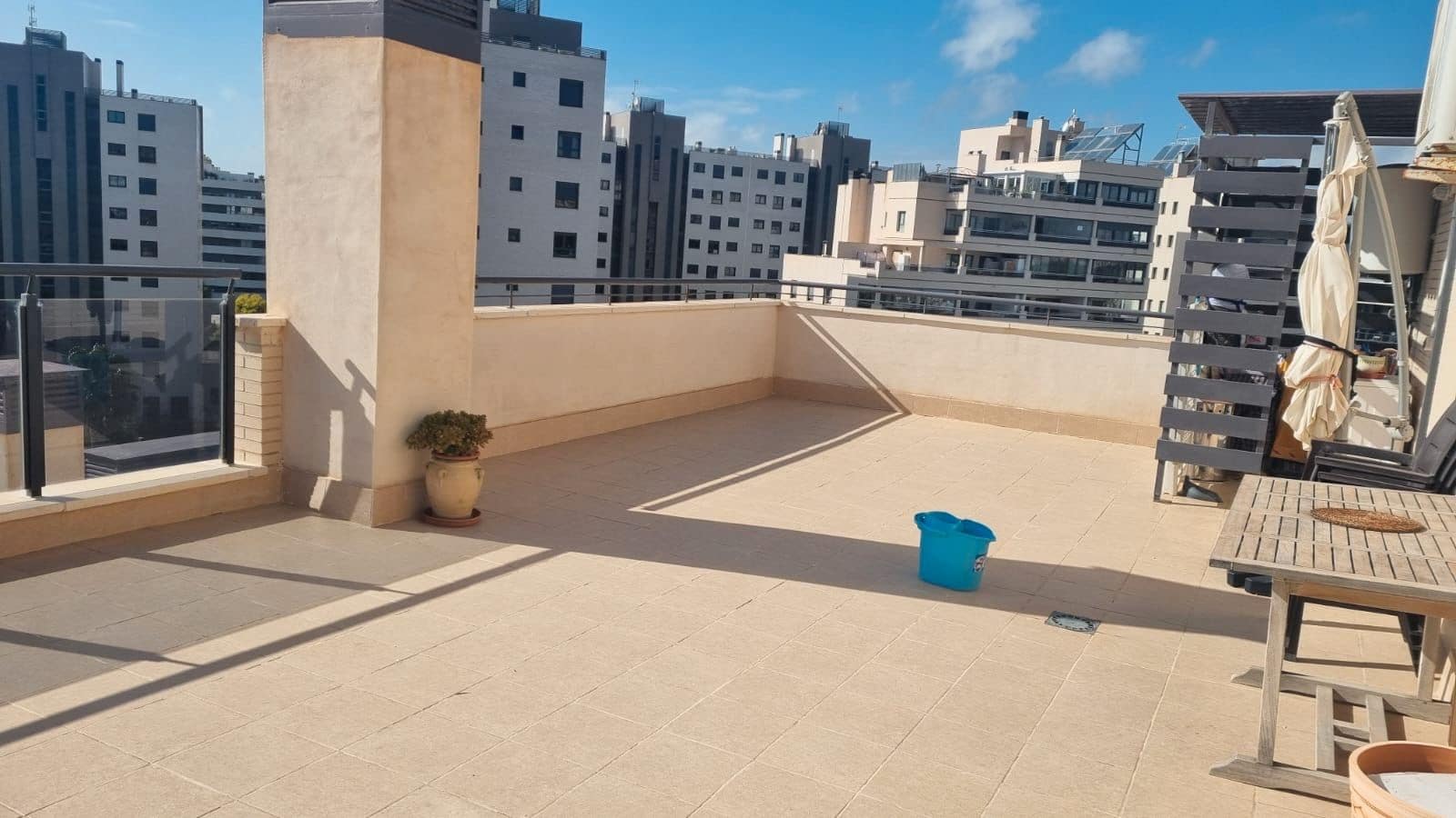 1 makuuhuone Kattohuoneisto vuokrattavana paikassa Alicante kaupunki mukana uima-altaan 
autotalli - 1 350 € (Ref: 9650910)