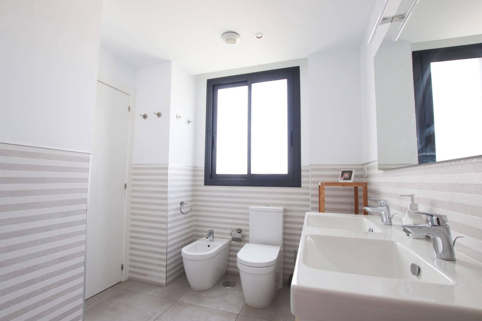 2 bedroom Penthouse for rent in Alicante / Alacant city with pool garage - € 3,500 (Ref: 9676636)