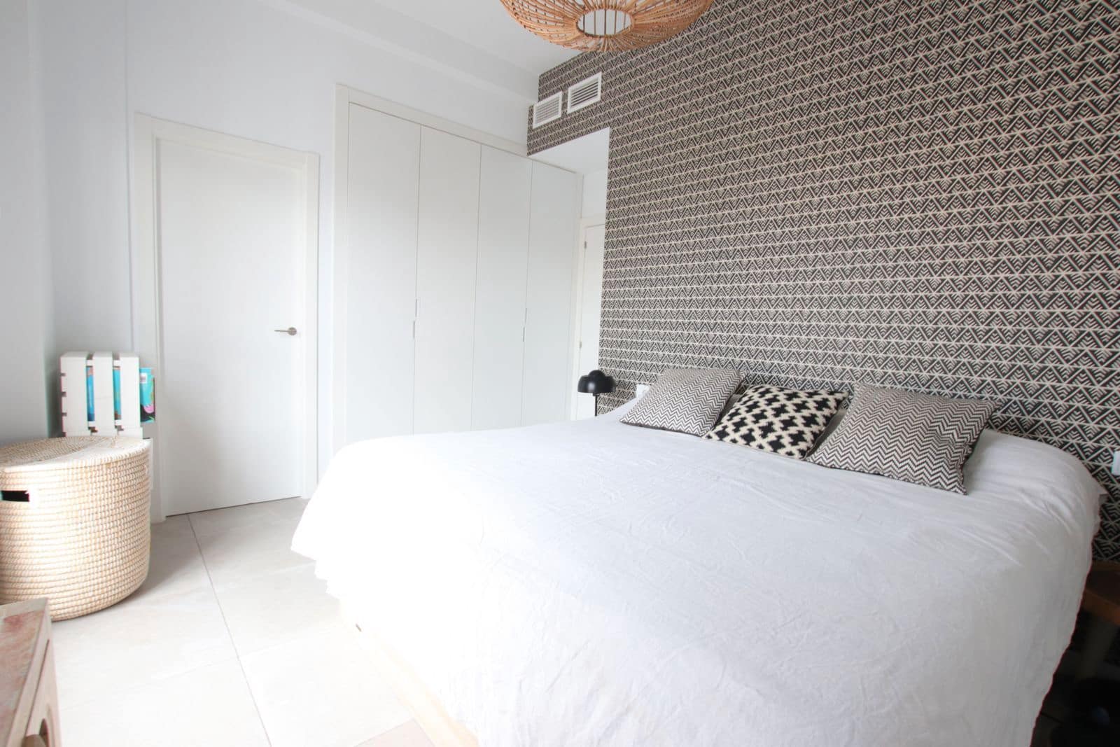 2 bedroom Penthouse for rent in Alicante / Alacant city with pool garage - € 3,500 (Ref: 9676636)