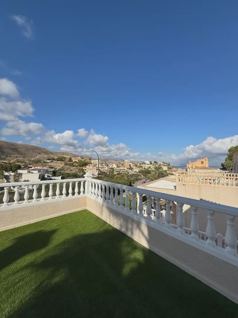 3 soverom Villa til salgs i El Campello med garasje - € 550 000 (Ref: 9834884)