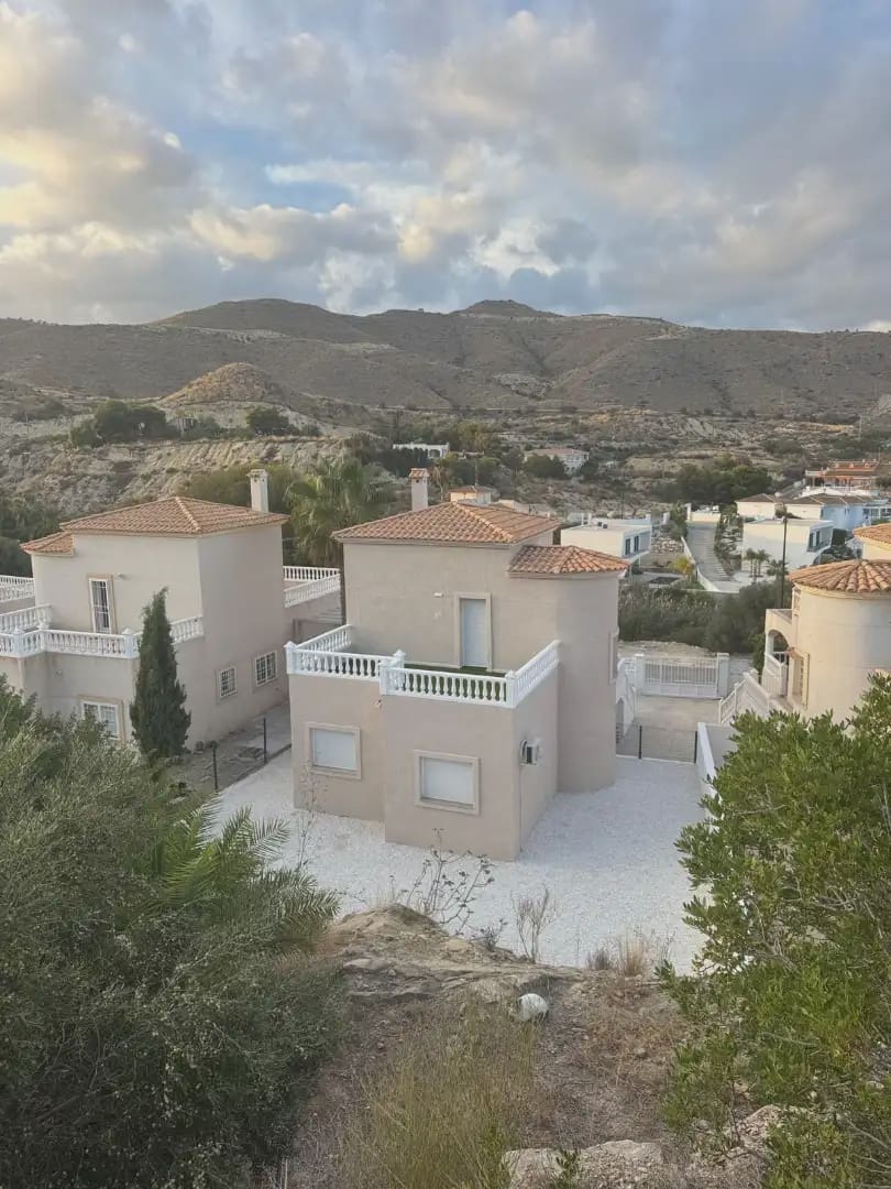 3 soverom Villa til salgs i El Campello med garasje - € 550 000 (Ref: 9834884)