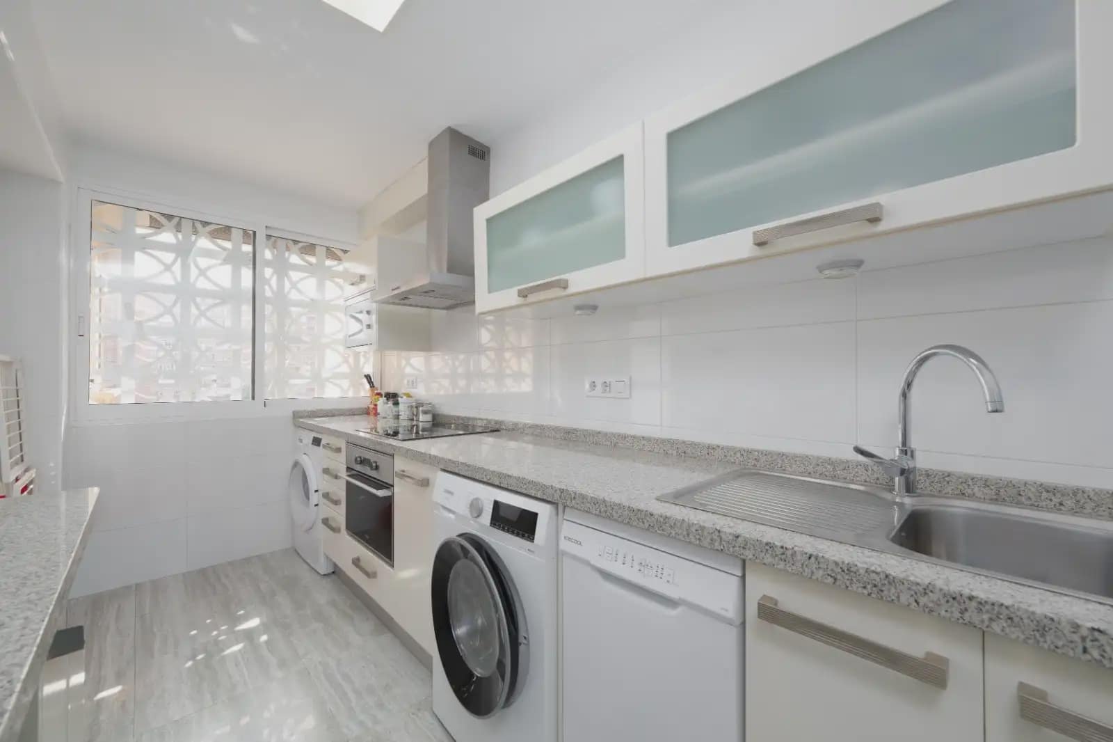 3 bedroom Flat for rent in Alicante / Alacant city with pool garage - € 1,800 (Ref: 9848893)
