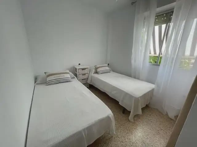 2 bedroom Flat for rent in Alicante / Alacant city with pool garage - € 1,300 (Ref: 9850607)