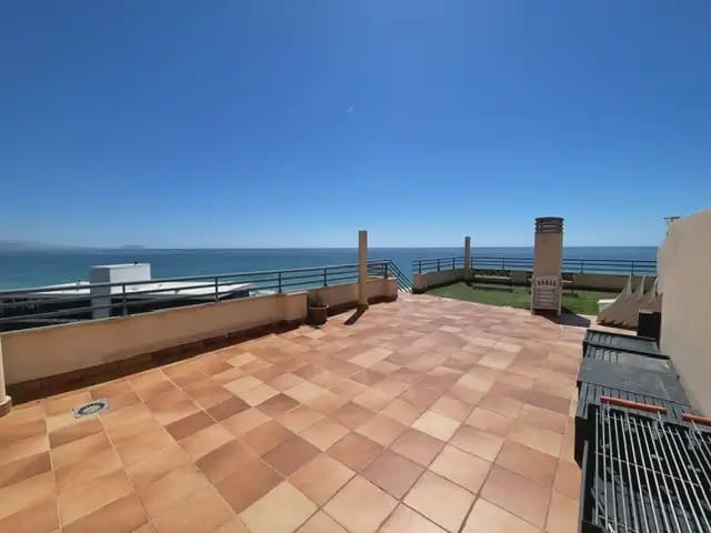 2 soverom Penthouse til leie i Alicante by med svømmebasseng garasje - € 2 350 (Ref: 9850608)