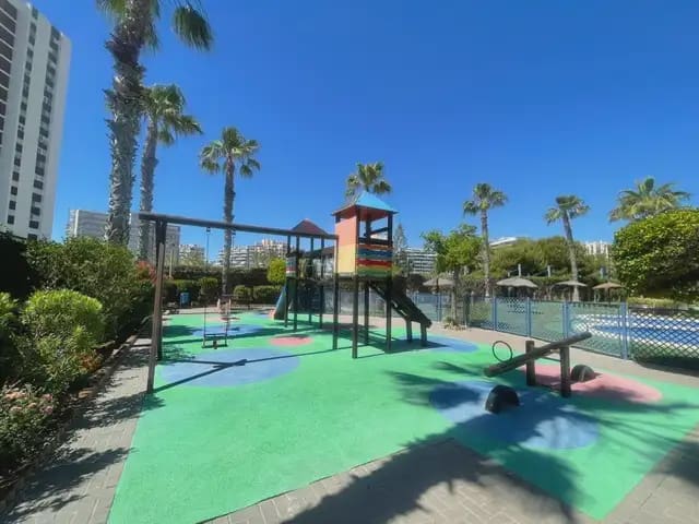 2 soverom Penthouse til leie i Alicante by med svømmebasseng garasje - € 2 350 (Ref: 9850608)