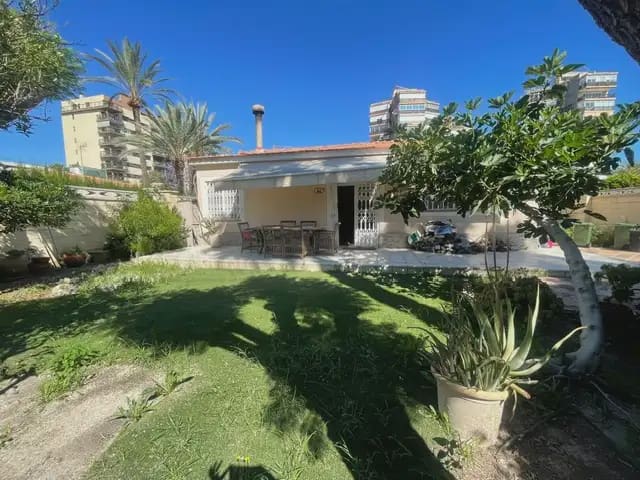 3 soveværelse Villa til salg i El Campello med swimmingpool garage - € 469.000 (Ref: 9883866)