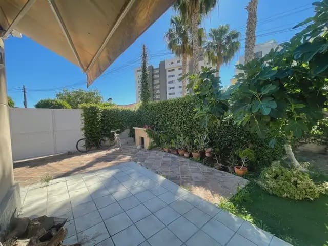 3 soveværelse Villa til salg i El Campello med swimmingpool garage - € 469.000 (Ref: 9883866)