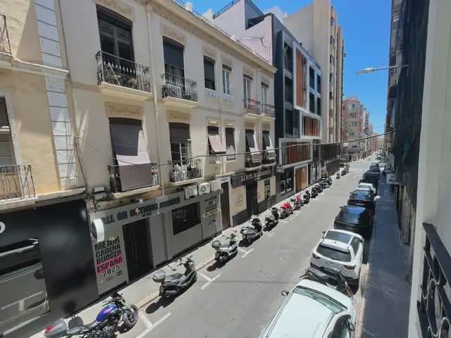3 bedroom Flat for sale in Alicante / Alacant city - € 425,000 (Ref: 9895655)
