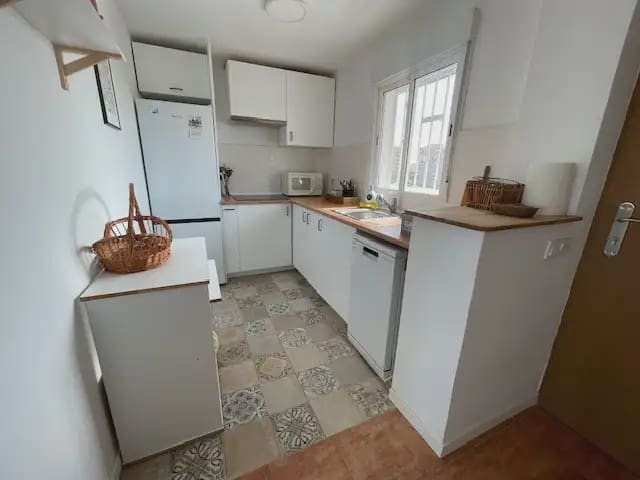 Appartement de 2 chambres à louer à Alicante ville avec piscine - 1 000 € (Ref: 9915056)