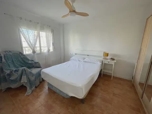 Appartement de 2 chambres à louer à Alicante ville avec piscine - 1 000 € (Ref: 9915056)