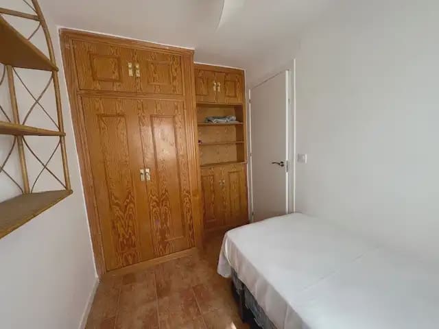 Appartement de 2 chambres à louer à Alicante ville avec piscine - 1 000 € (Ref: 9915056)