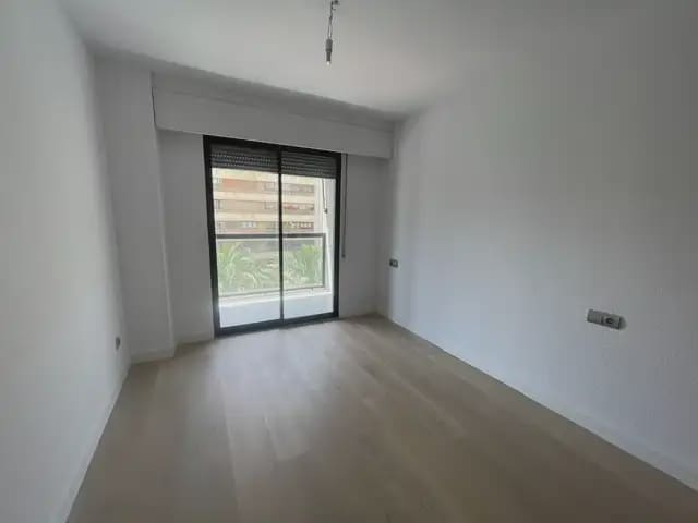 4 sovrum Lägenhet att hyra i Alicante stad med garage - 2 000 € (Ref: 9915057)