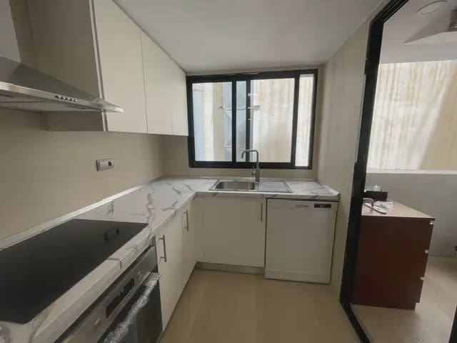 4 sovrum Lägenhet att hyra i Alicante stad med garage - 2 000 € (Ref: 9915057)