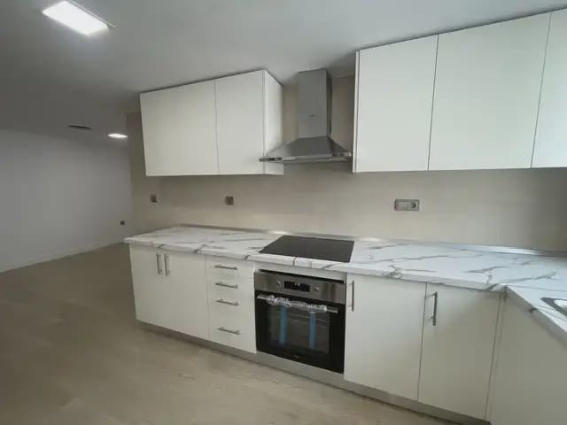 4 sovrum Lägenhet att hyra i Alicante stad med garage - 2 000 € (Ref: 9915057)
