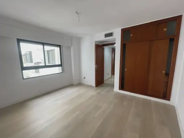 4 sovrum Lägenhet att hyra i Alicante stad med garage - 2 000 € (Ref: 9915057)