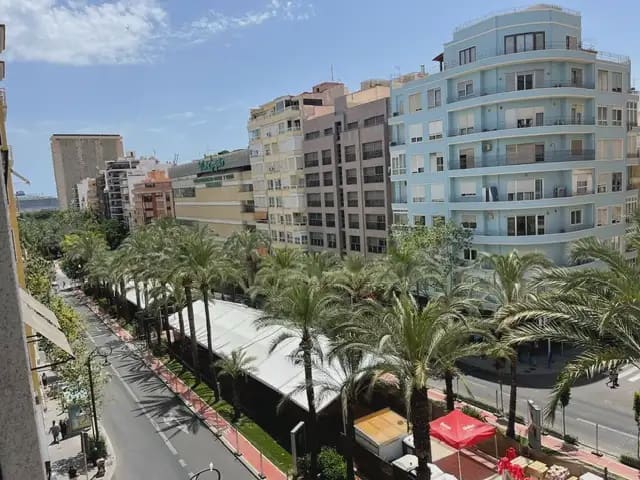 4 sovrum Lägenhet att hyra i Alicante stad med garage - 2 000 € (Ref: 9915057)