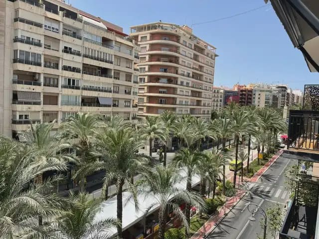 4 sovrum Lägenhet att hyra i Barrio del Centro, Alicante stad med garage - 2 000 € (Ref: 9915057)